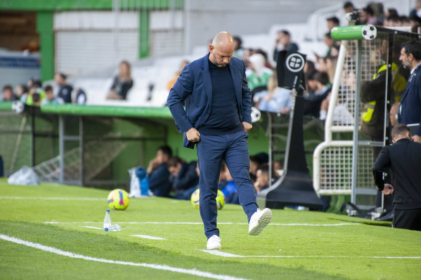 José Alberto López, cabizbajo en la zona técnica del terreno de juego.