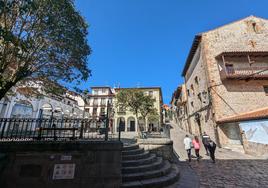 Visitantes ascienden la rúa Santa María junto a la plazoleta del Marqués de Albaida, en cuyo entorno se ejecutará un Arru en los próximos meses.