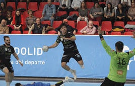 Isi Martínez se dispone a lanzar hacia la portería del Recoletas Valladolid.