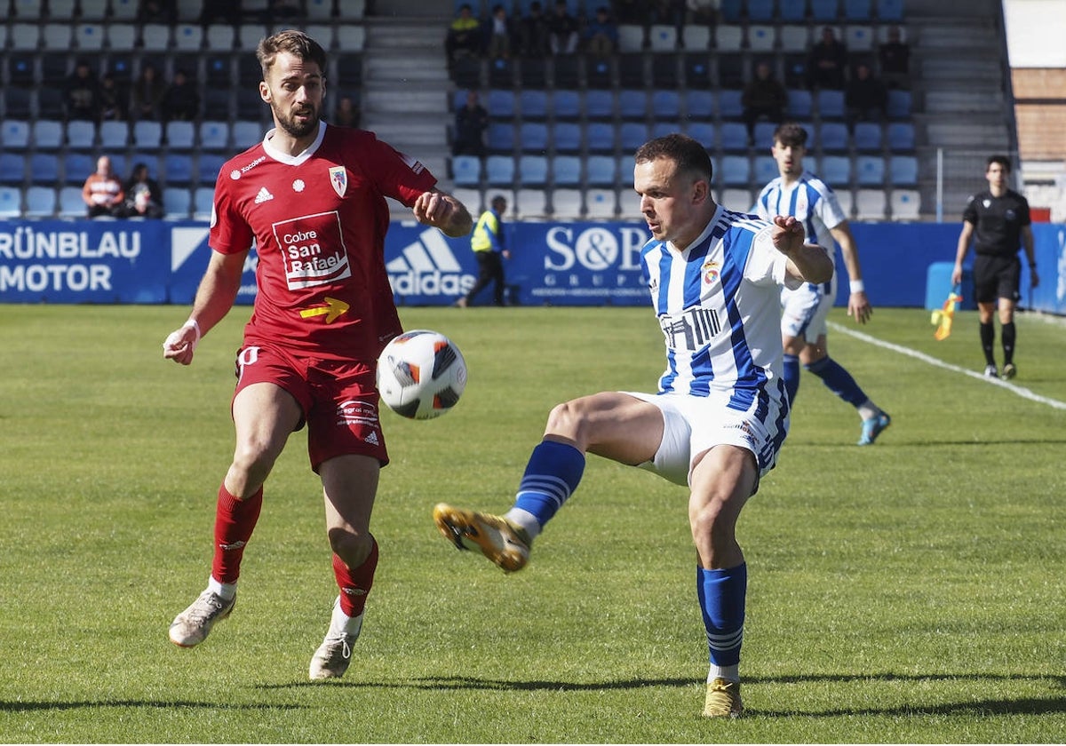 Saúl, de la Gimnástica, trata de controlar el balón ante un rival del Compostela