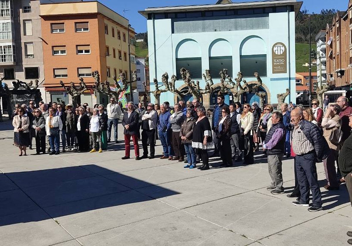 Asistentes a la concentración por la paz en Los Corrales.