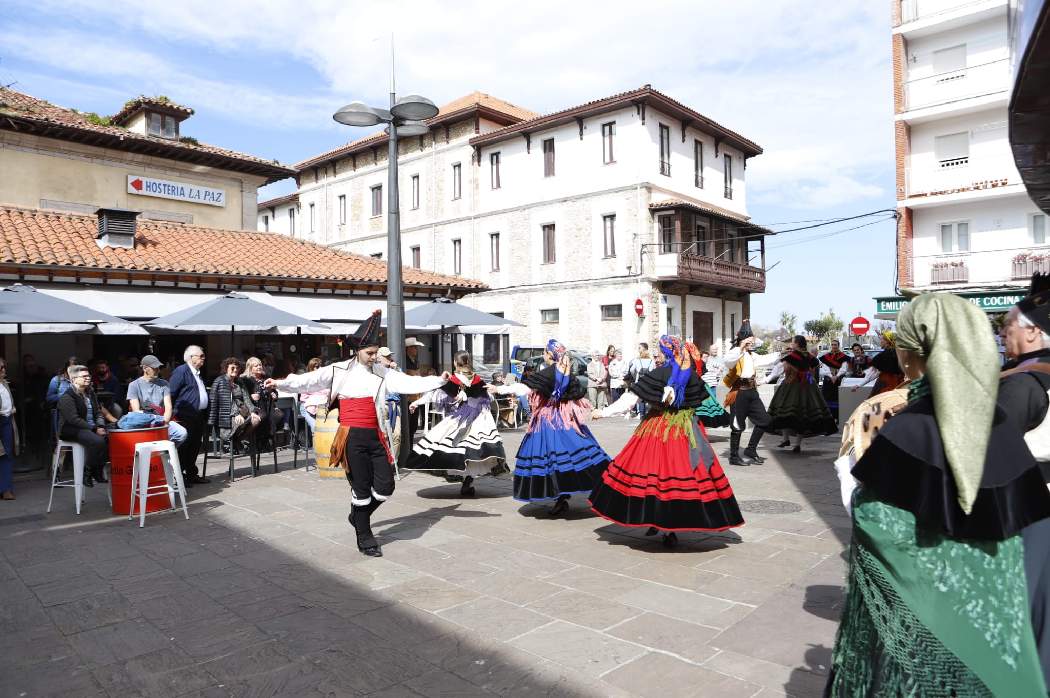 Los grupos folklóricos también animaron durante la jornada las terrazas y plazas de San Vicente de la Barquera