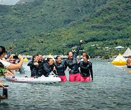 Itziar Abascal, tercera por la derecha, junto a sus compañeras tras terminar el reto en la playa de Temae, en Moorea.