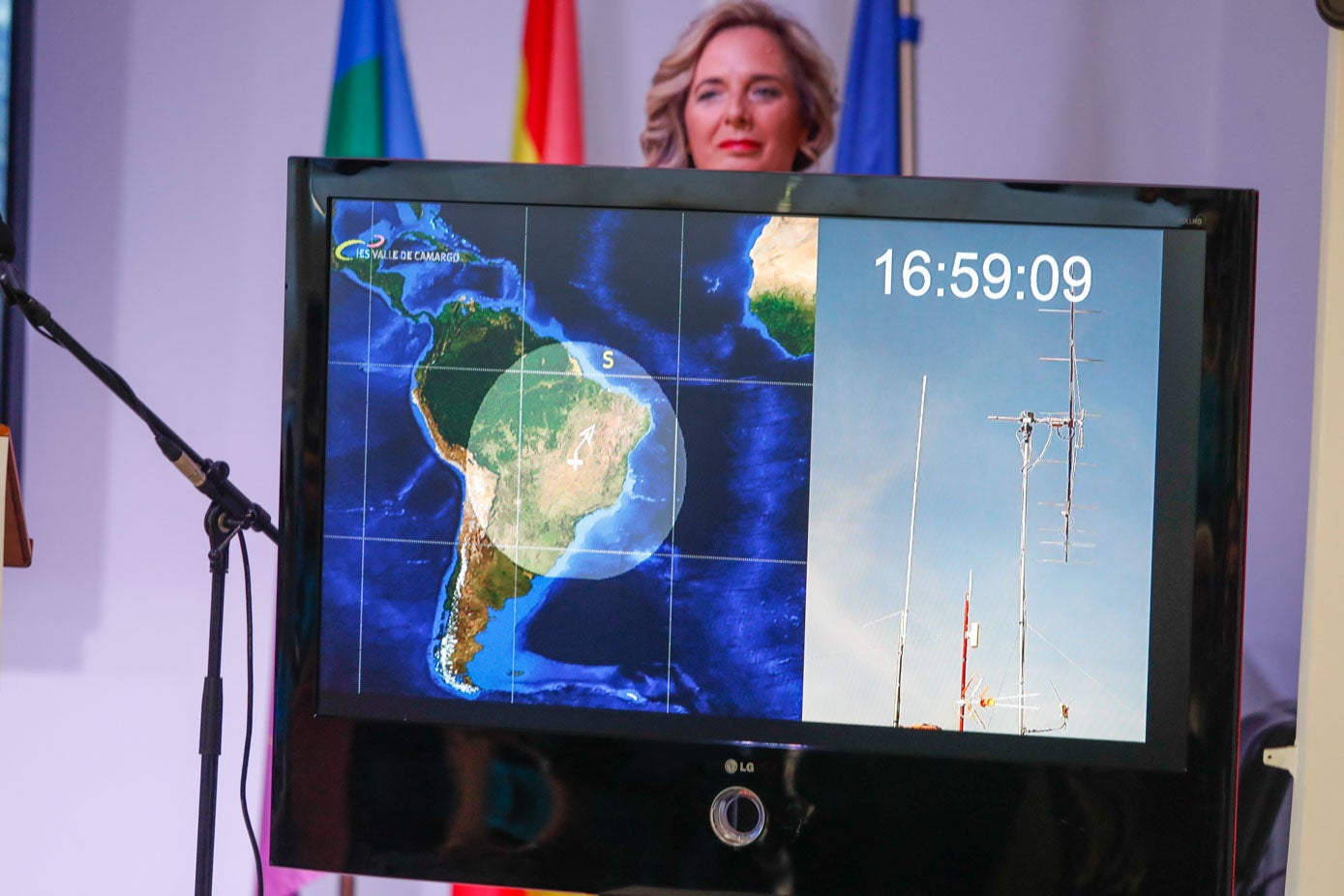 Durante el acto, un televisor mostraba la posición de la Estación Espacial en tiempo real y la imagen de las antenas instaladas en el tejado del centro.