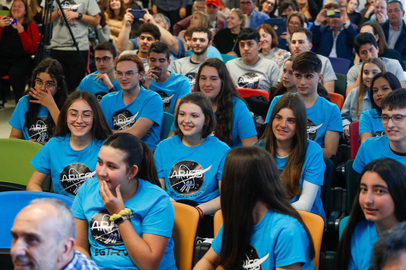 Los alumnos participantes llevaban puestas las camisetas del proyecto ARISS. 