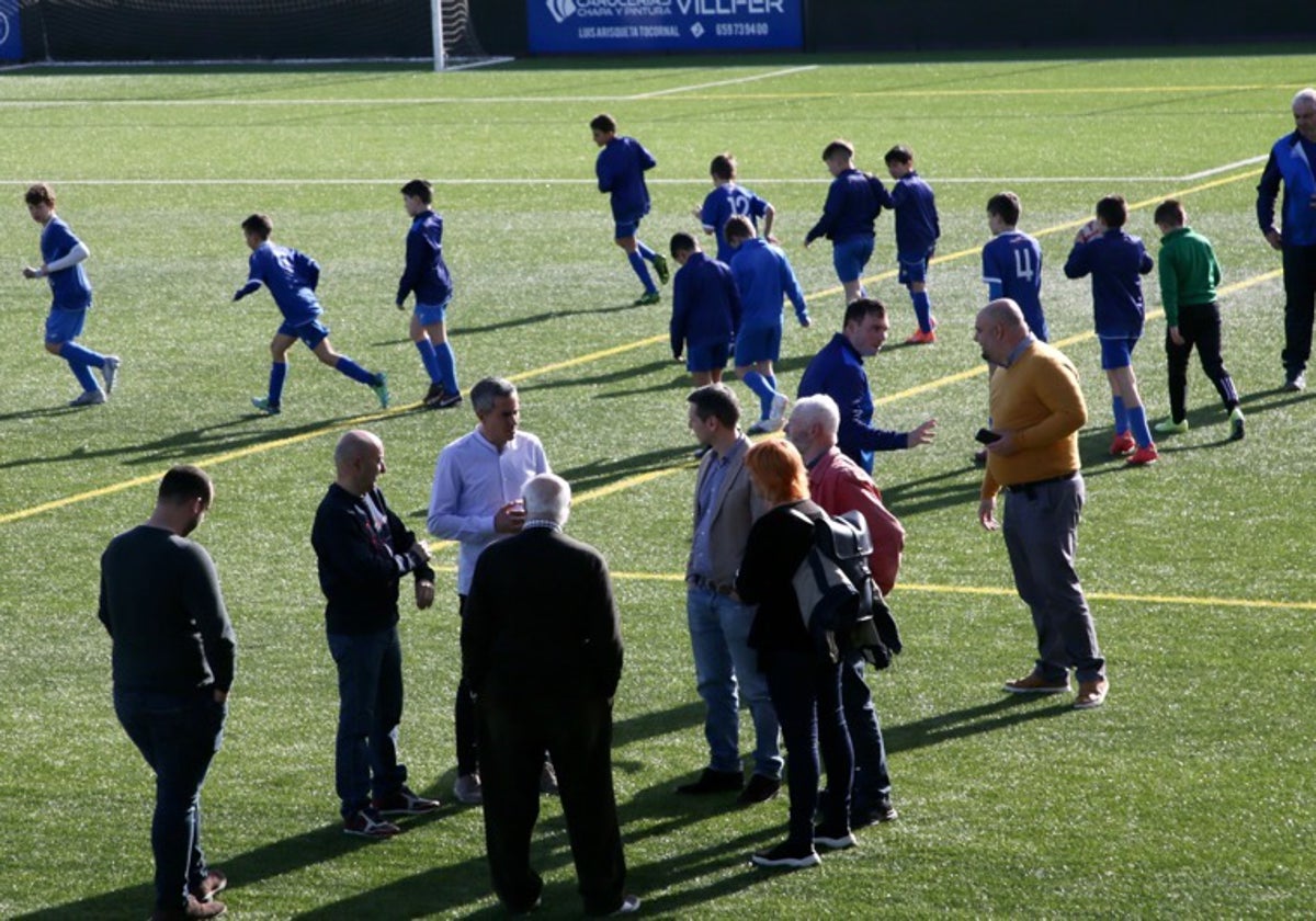 Visita de las autoridades al campo de fútbol de Gama.