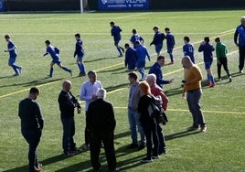 Visita de las autoridades al campo de fútbol de Gama.