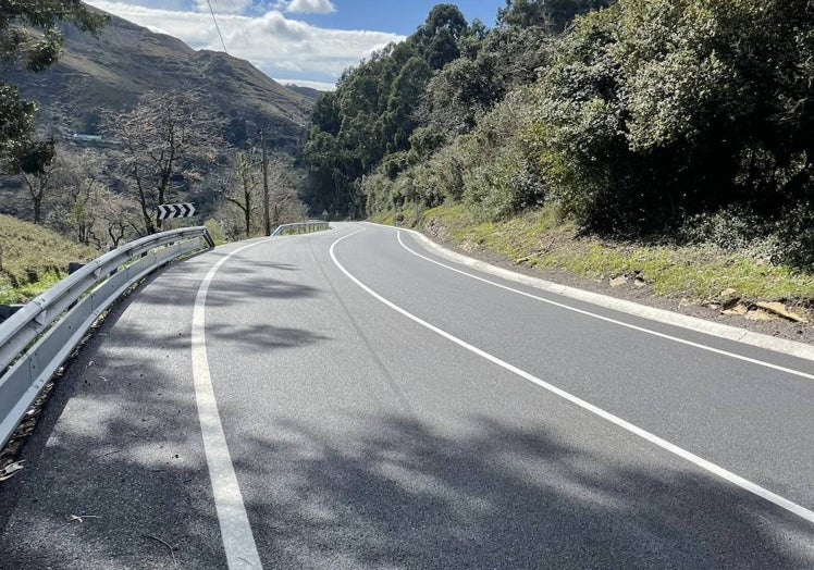 Acceso al barrio Mioño, una carretera que soporta un elevado tránsito.