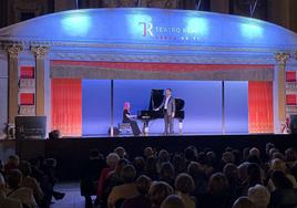 El escenario itinerante, integrado en el programa El Teatro Real cerca de ti, propone un recital lírico, un concierto instrumental con intérpretes de la Orquesta del Teatro Real, y el espectáculo familiar Mozart Revolution'.