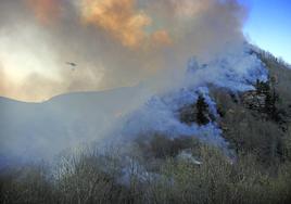 El helicóptero Maya Dama se prepara para hacer una descarga de agua sobre el fuego en la zona de Cabezón