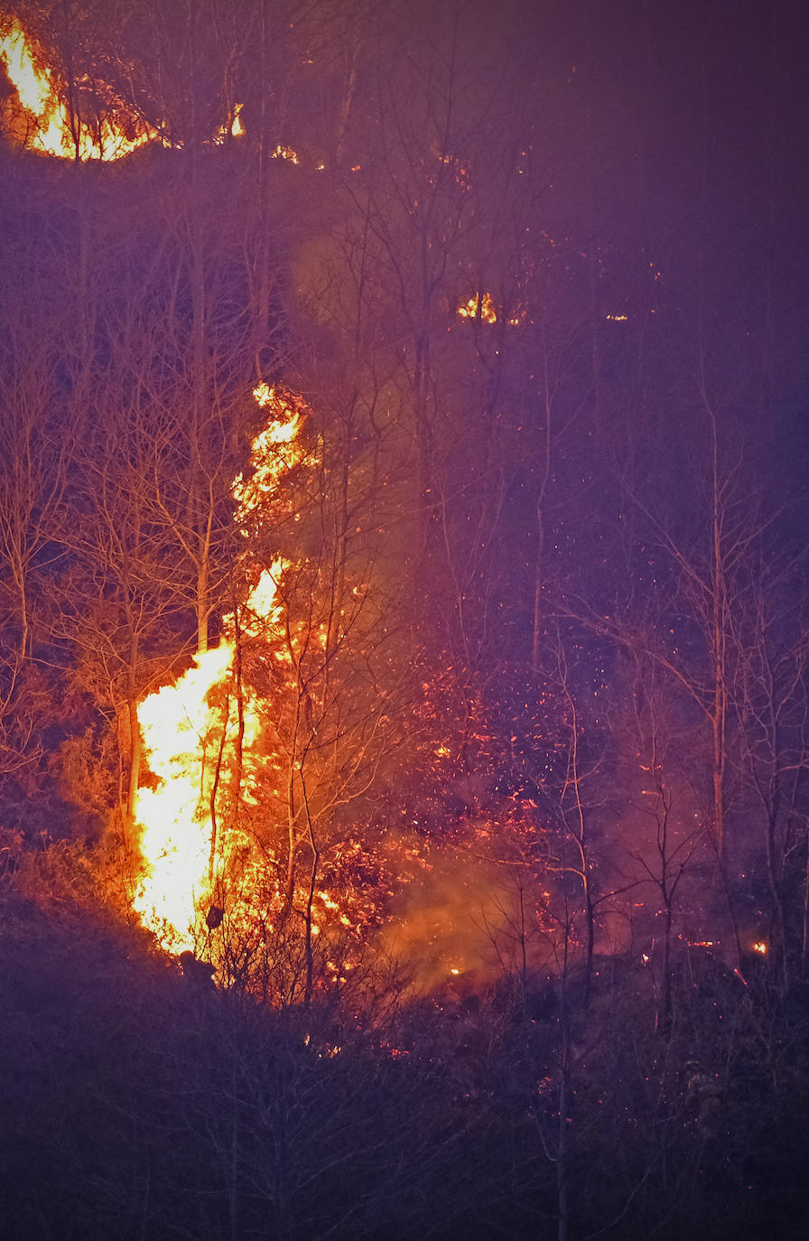 Con la llegada de la noche la labor de los bomberos se vio considerablemente dificultada.