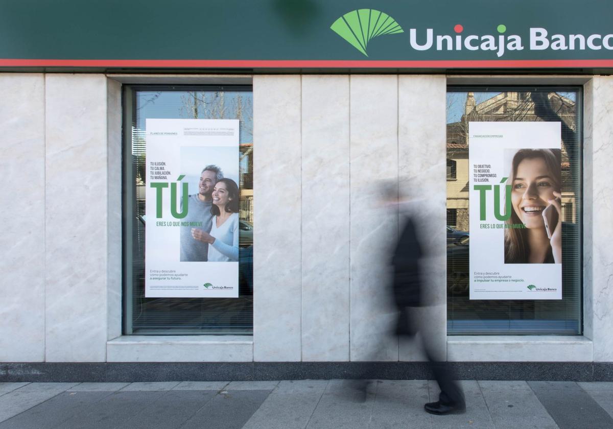 Exterior de una sucursal de Unicaja Banco, la entidad en la que está integrada Liberbank y, por extensión, Caja Cantabria.