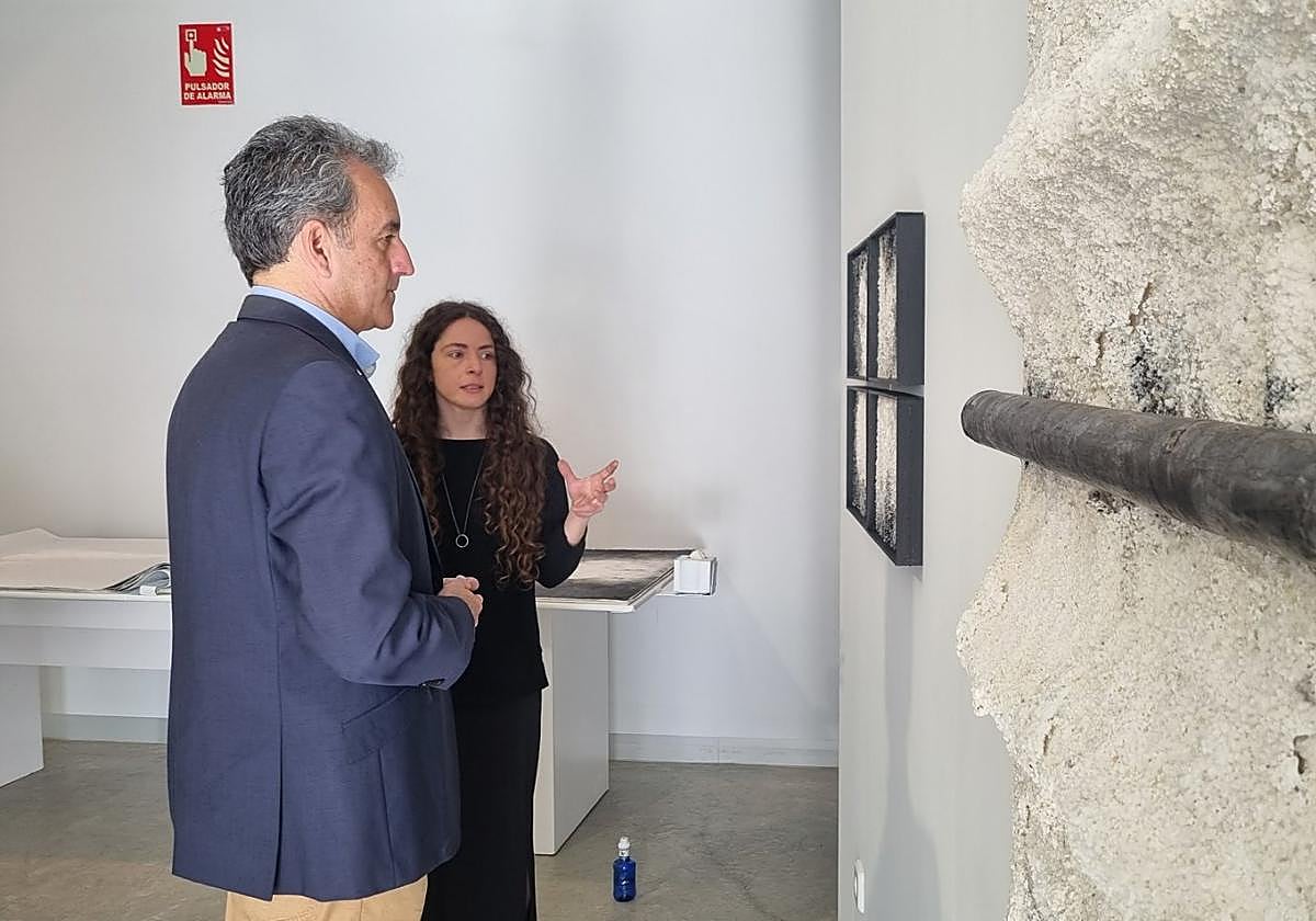 Francisco Martín y María Villacorta durante una visita a la exposición abierta ayer al público.