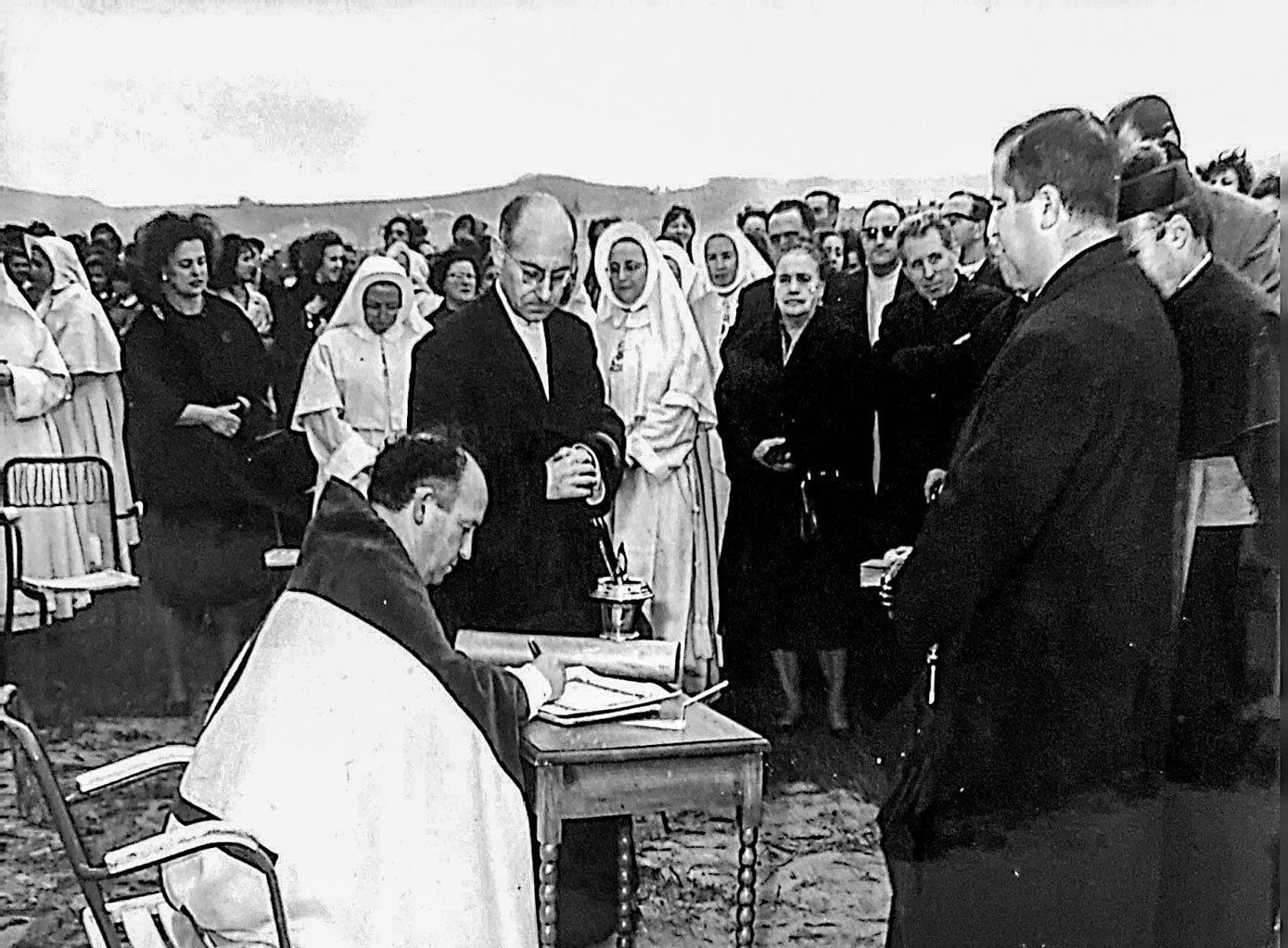 El Padre Provincial de los Sagrados Corazones, Germán Llorente, durante la firma de las escrituras el día que se colocó la primera piedra del colegio de los Sagrados Corazones en Sierrapando. 