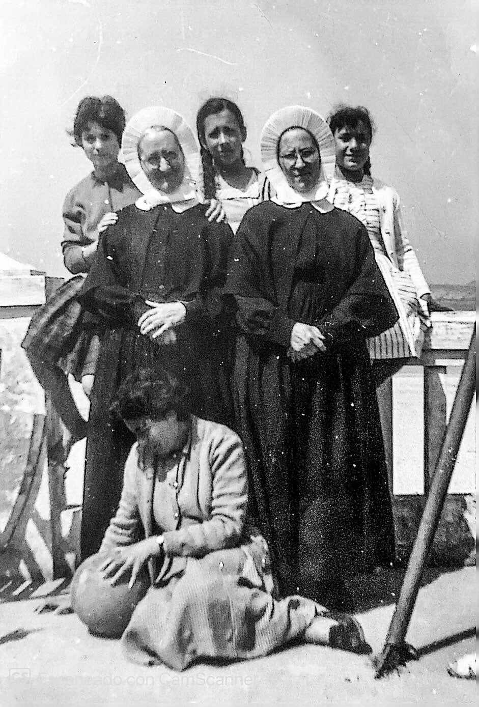 Cuatro alumnas del colegio con dos Madres de los Sagrados Corazones. Era finales del siglo XIX. Era un día de excursión con las alumnas de la sección de Gratuito del colegio