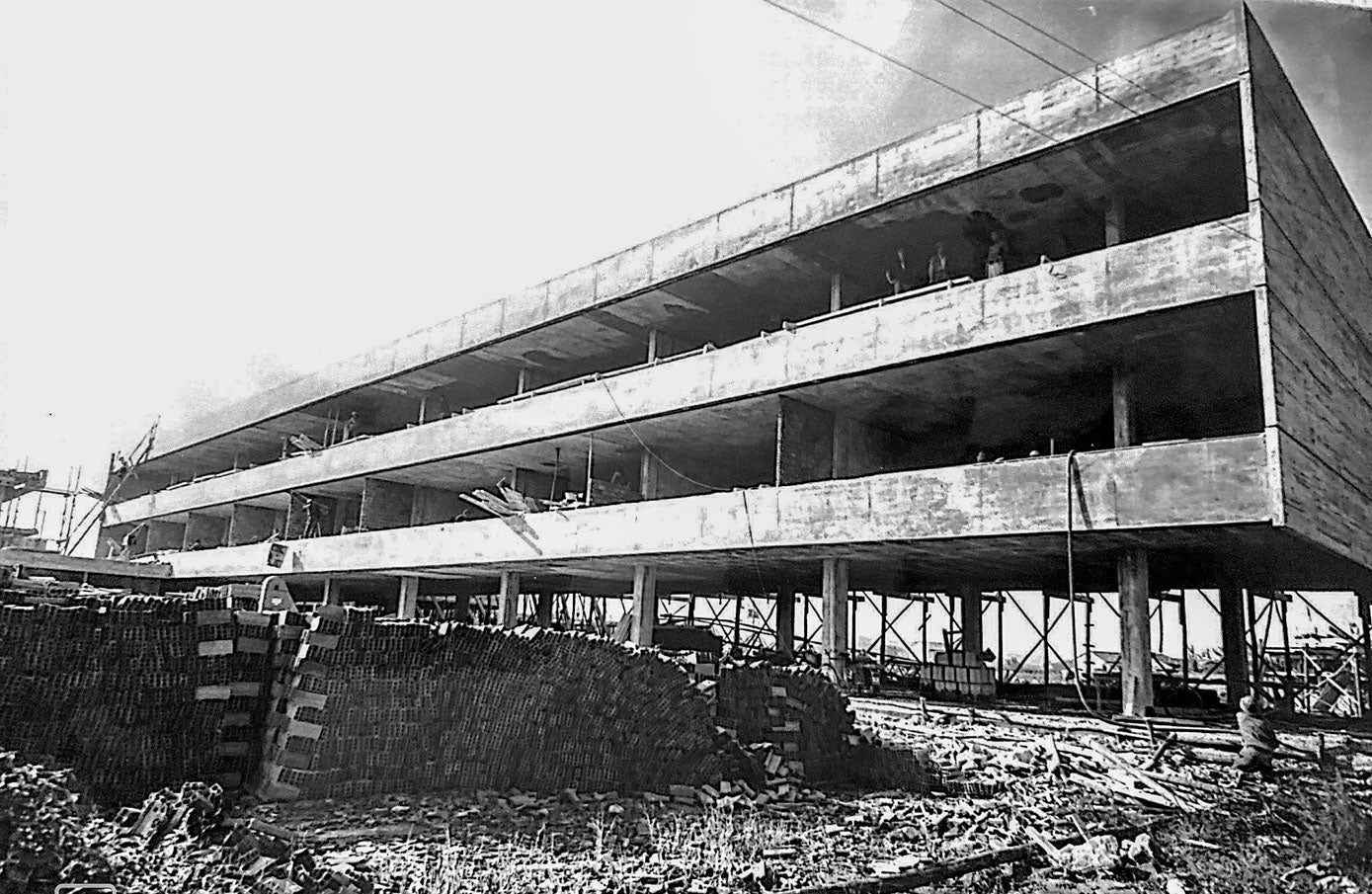 Obras de construcción del pabellón destinado a las aulas del colegio Sagrados Corazones en Sierrapando. 