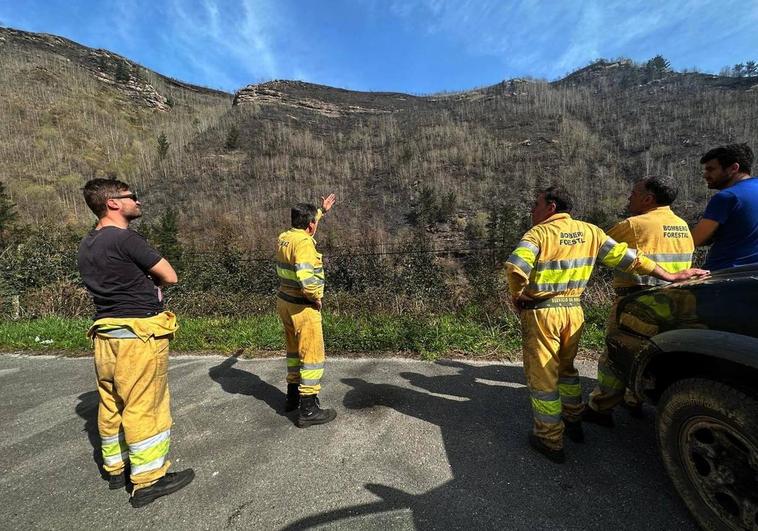 Cuadrillas de extinción de incendios en la zona de Cabezón de la Sal.