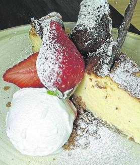 Imagen secundaria 2 - Puerros con jamón y vinagreta de trufa. A la derecha, tarta de queso con helado de nata y fresas. 