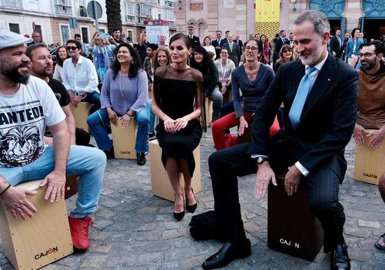 Felipe VI mantuvo durante un tiempo el ritmo de los participantes al cante de la rumba 'Ali oh'.