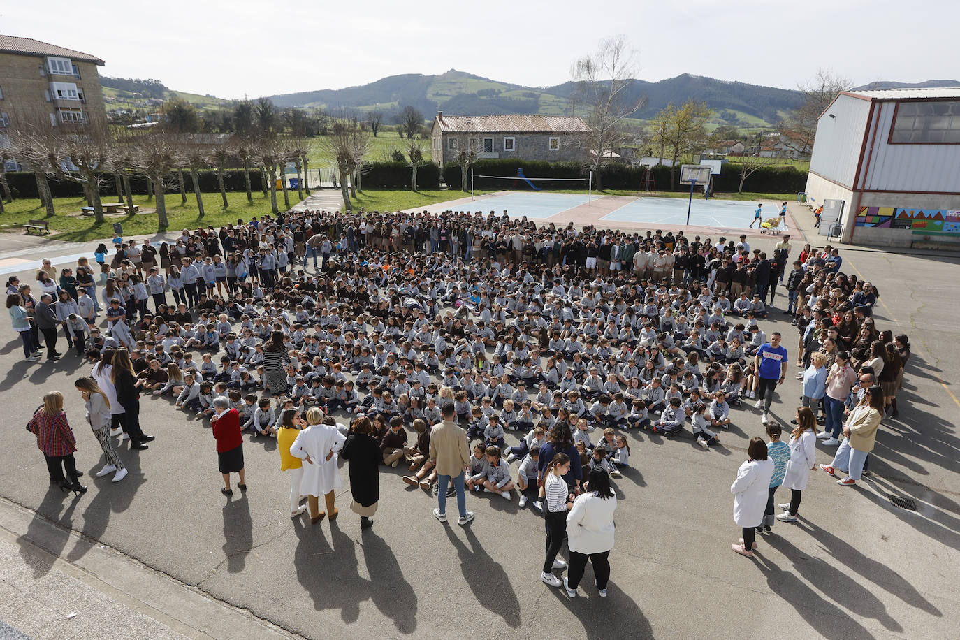 Alumnos, profesores y angituos estudiantes posaron este martes en el patio del colegio de los Sagrados Corazones, uno de los dos centros de la congregación en Torrelavega