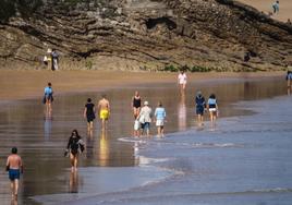 El calor anima las playas de Santander