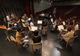 La Orquesta Sinfónica del Cantábrico (Oscan), durante los ensayos del concierto con José Imhof al piano.