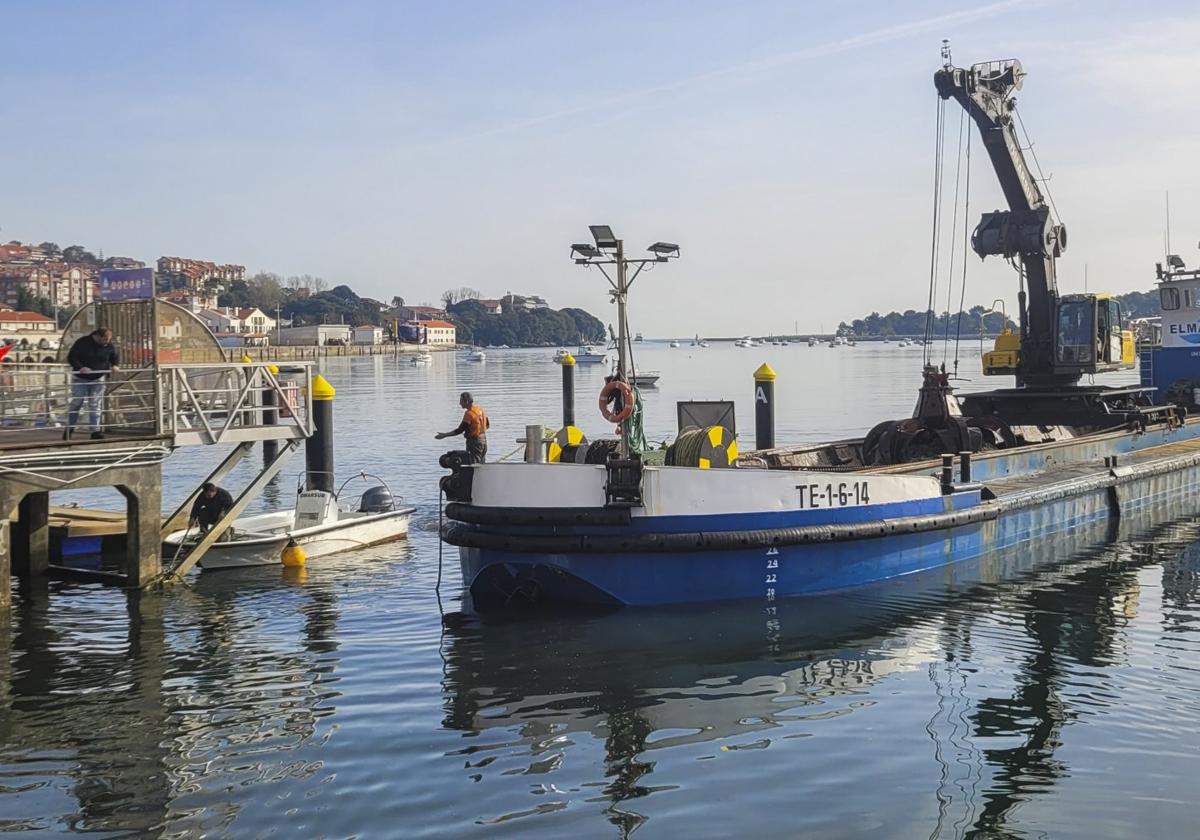 La draga está estos días en San Vicente limpiando los fondos de la canal del puerto.