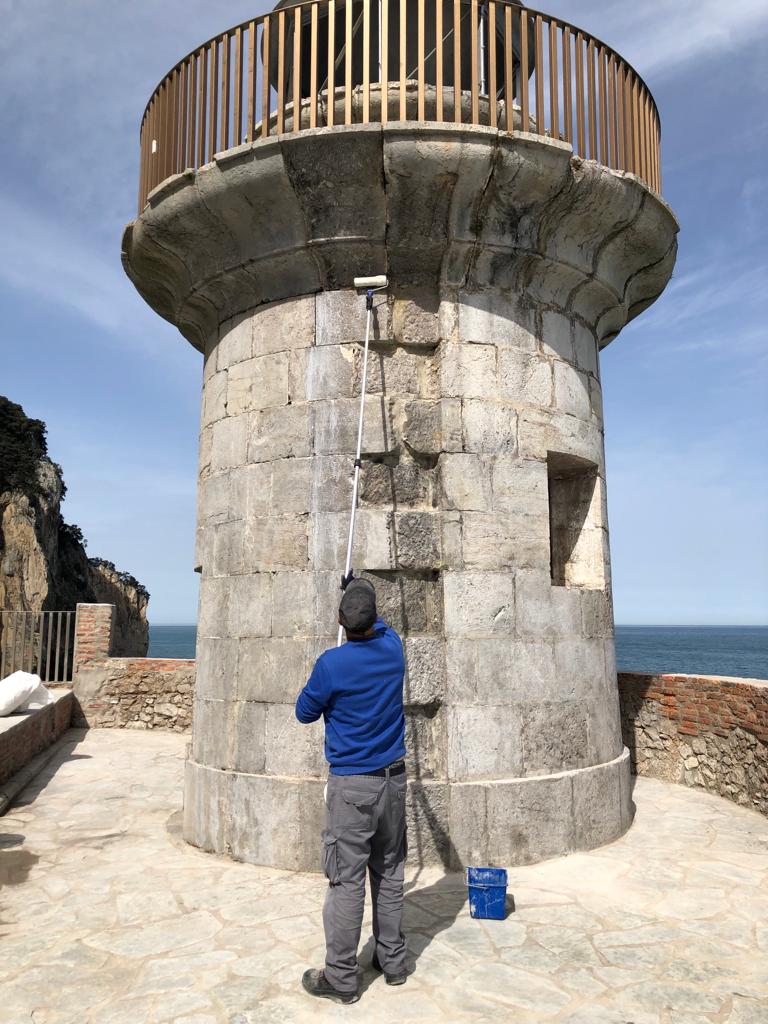 La pared de piedra del faro se protegido con un tratamiento de impermeabilización antigrafitis.