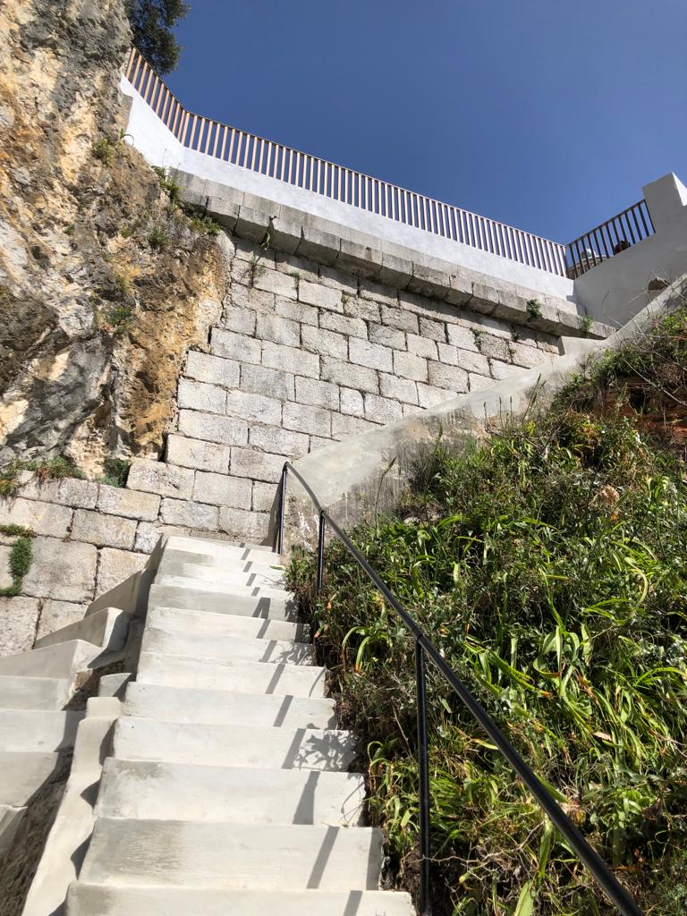 Los peldaños de la escalera inferior que va de la plataforma al mar han sido restaurados y se ha dispuesto una barandilla para mejorar la seguridad.