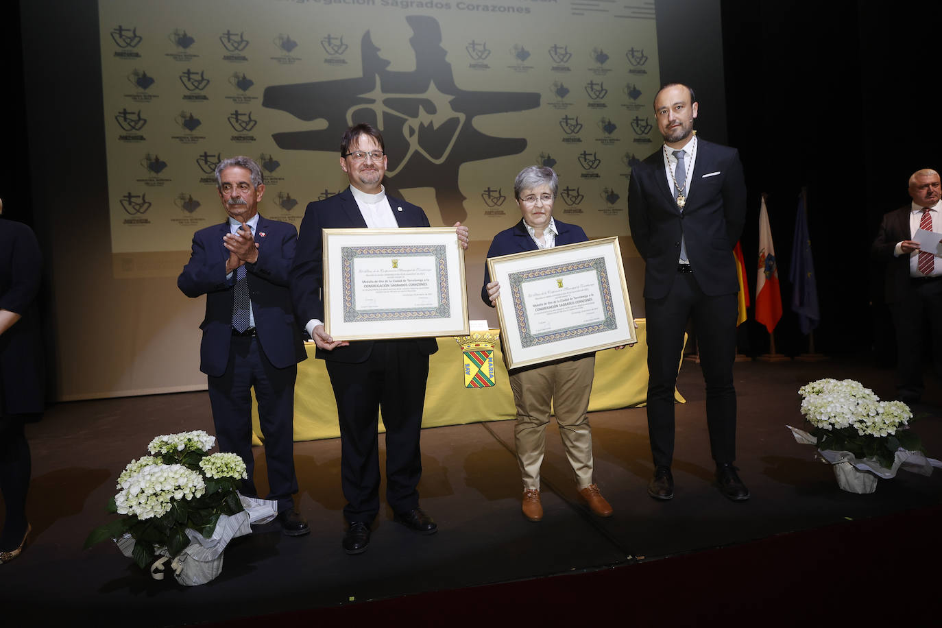 Aurelio Cayón, en represenación de La Paz, y Nuria Arias, por los Sagrados Corazones, también han recibido un diploma distintivo de este reconocimiento.