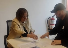 La alcaldesa de Laredo, Rosario Losa, suscribe con uno de los emprendores el documento de autorización de uso de las instalaciones del vivero de empresas recién estrenadas.