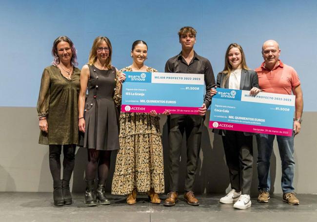 Los jóvenes impulsores de Phoneout posaron junto a su mentor, su tutor y el representante de su empresa mentora, Óscar Rabanal.