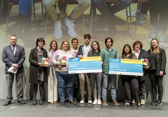 Íñigo Noriega, director de El Diario Montañés, junto a los jóvenes impulsores de Darlyne, sus tutores y mentoras, Cristina Manteca, Nuria Herrera y Esther Gayol.