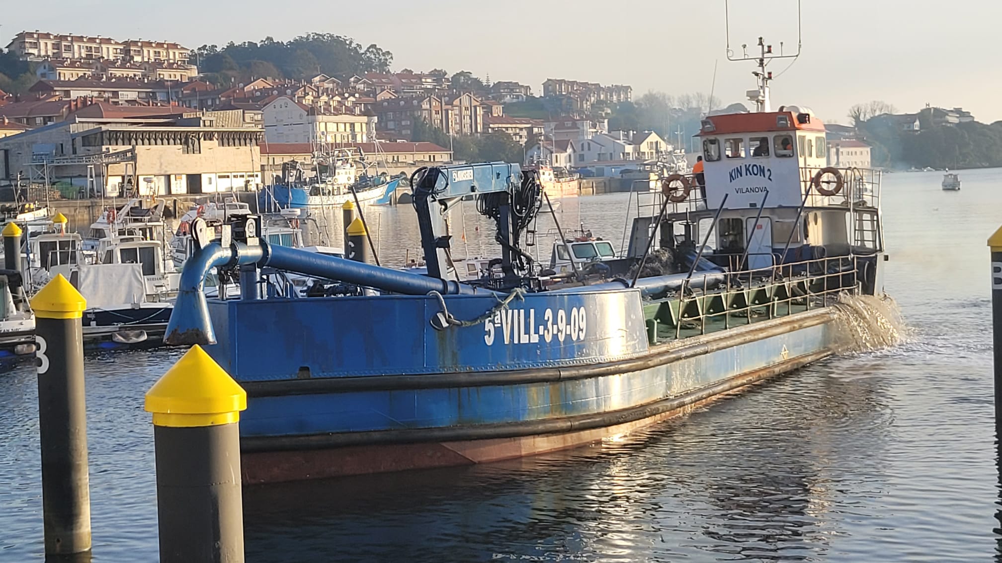 Una de las dos dragas que están trabajando en el puerto de San Vicente de la Barquera