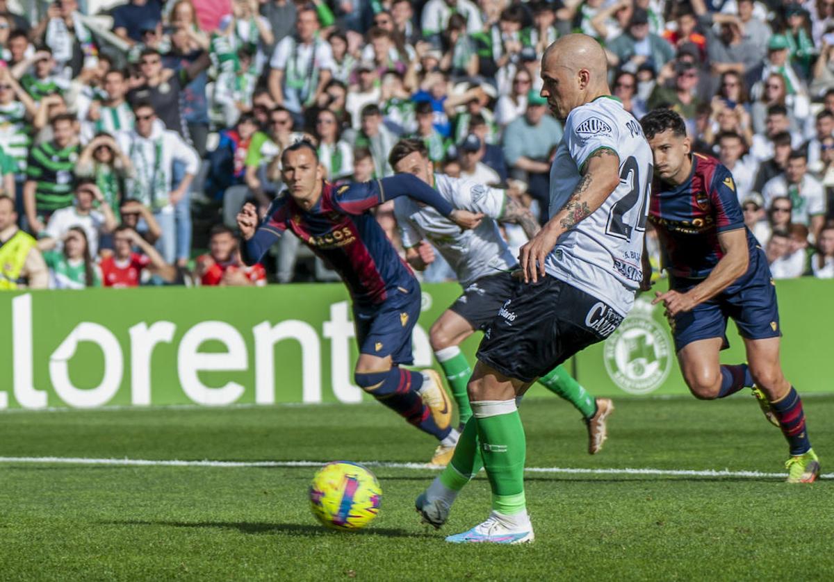 Pombo lanza el penalti fallado ante el Levante.