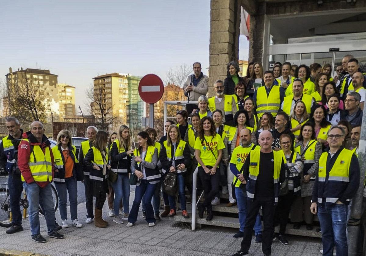 Profesionales de los SUAP, concentrados ayer por la mañana a la puerta del Servicio Cántabro de Salud.