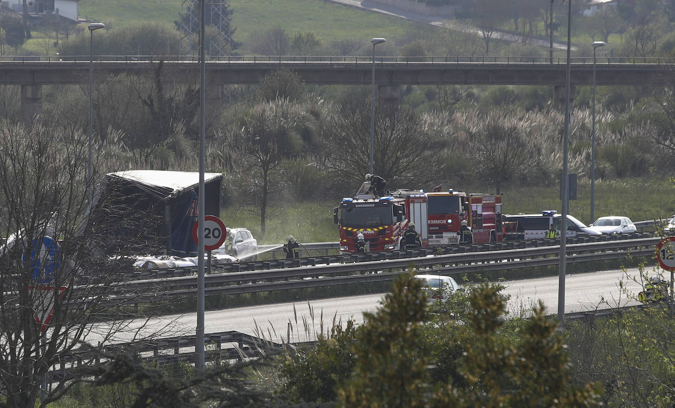 El estado del camión tras el accidente permite hacerse una idea de la violencia del choque.