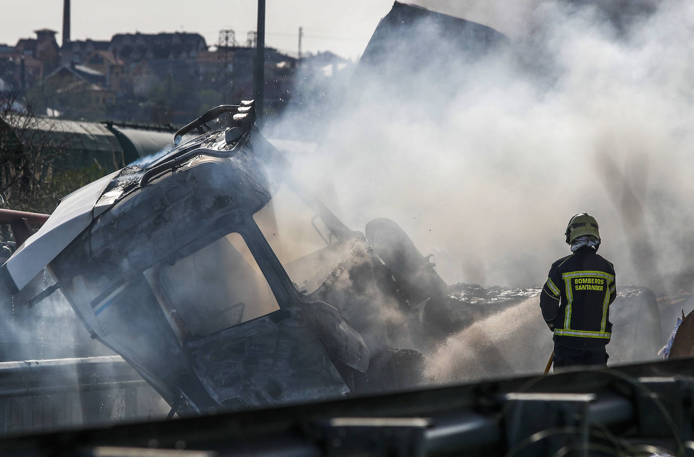 Detalle de las labores de extinción del incendio en la cabina del camión siniestrado.