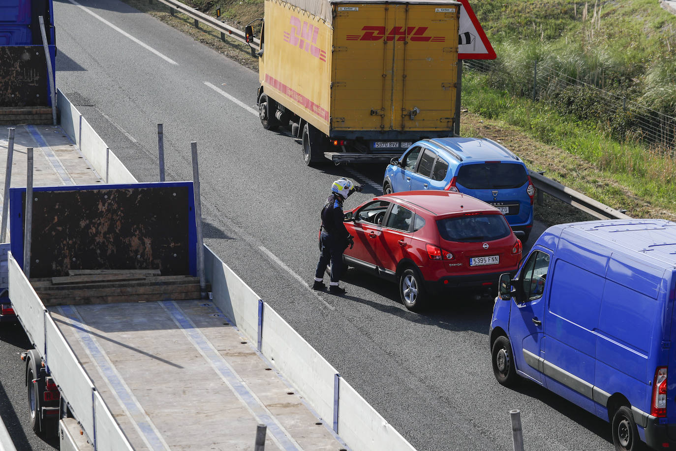 La Policía Local atendió a los conductores que se vieron implicados en la retención.