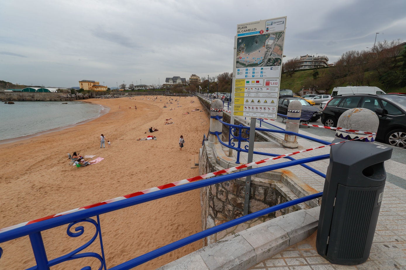 Zonas de barandillas que han pintado durante los últimos días. Además, los carteles informativos muestran mejor aspecto que el pasado verano. 