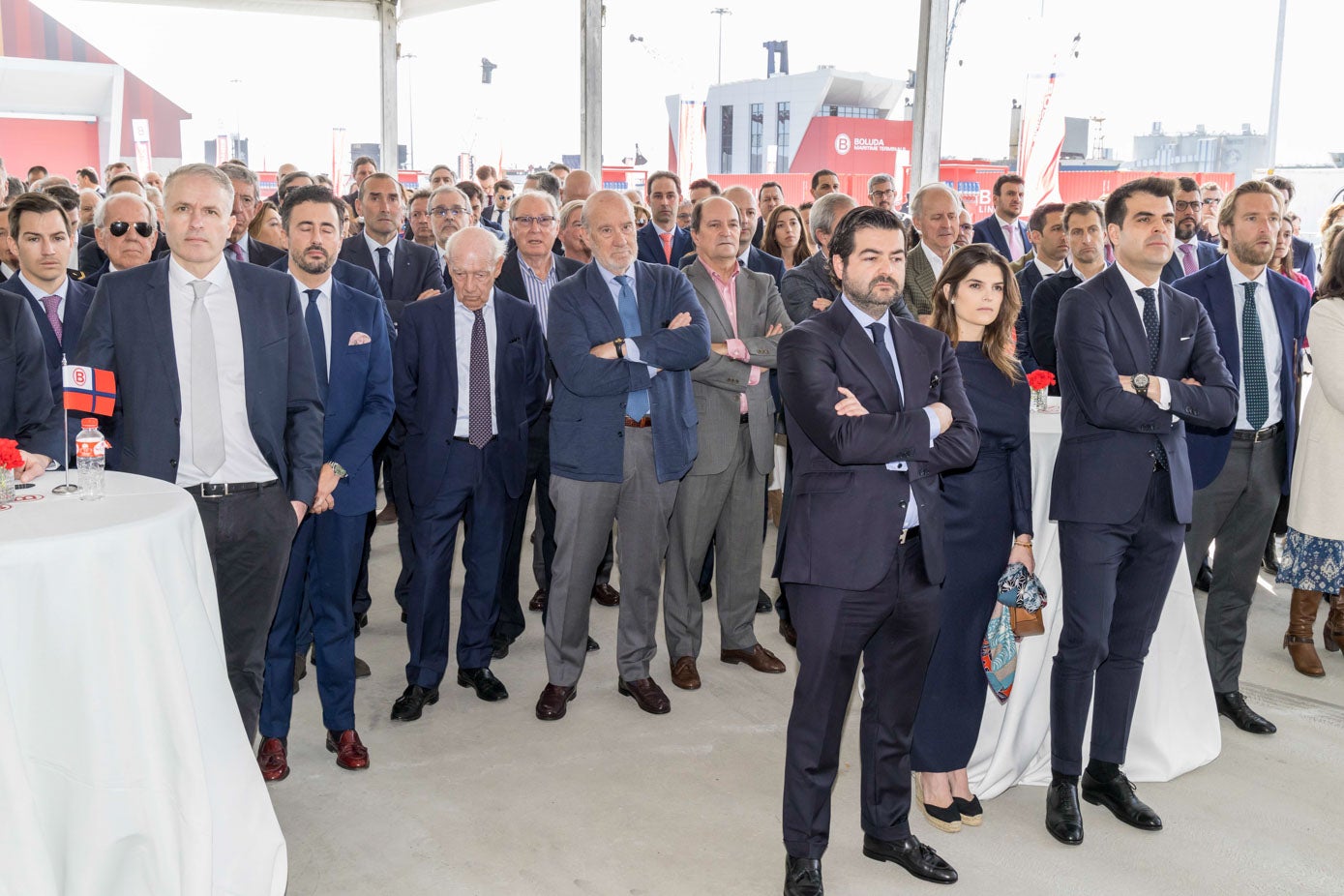 La segunda generación de la familia empresarial Boluda atiende a la presentación de la Terminal, flanqueada por multitud de empresarios y representantes políticos e institucionales de Cantabria.