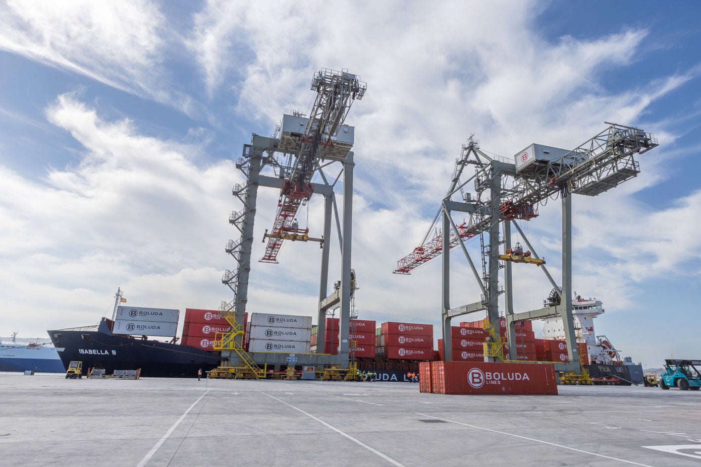 Las dos grúas, que llegaron a Santander desde Holanda en septiembre, son los iconos de la nueva Terminal de Contenedores.