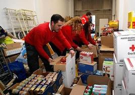 Voluntarios de Cruz Roja haciendo paquetes de comida para las familias más desfavorecidas de Torrelavega.