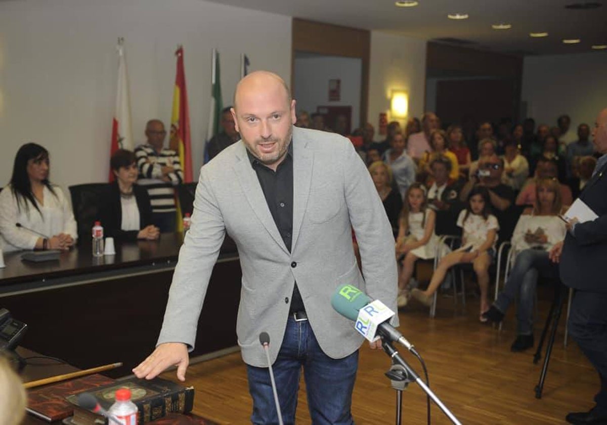 El concejal, Miguel González, durante la toma de posesión de su acta de concejal tras las elecciones celebradas en mayo de 2109.