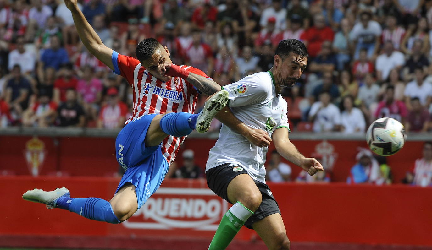 Pol Moreno, durante el partido ante el Sporting.