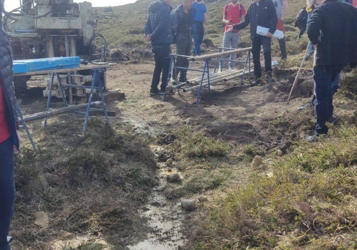 El grupo de antieólicos en la zona de las catas de El Escudo.