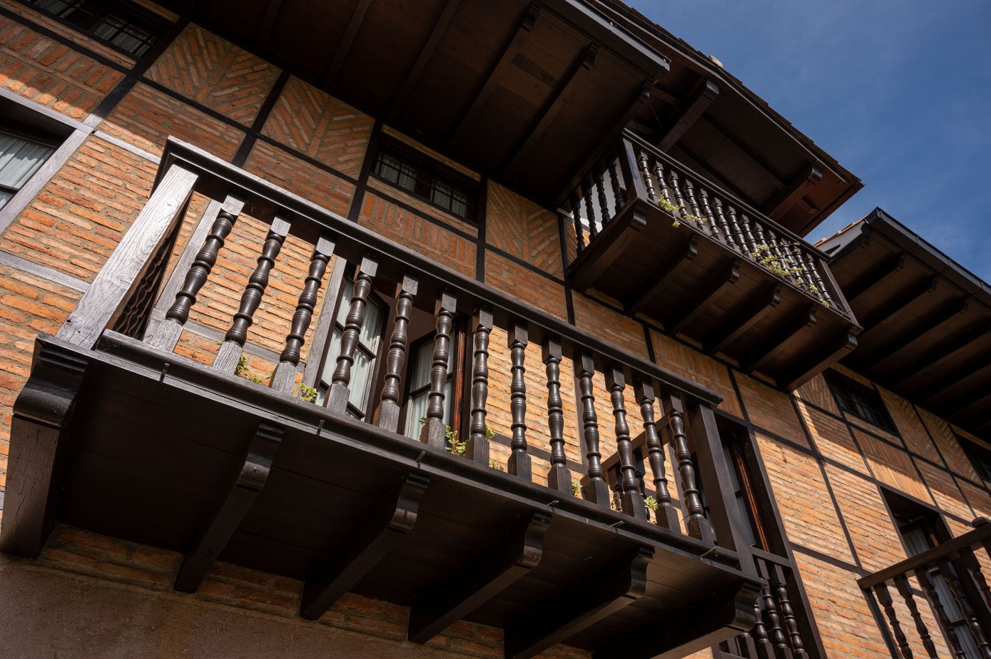 Vista de los balcones en la fachada de 'Los Cautivos'.