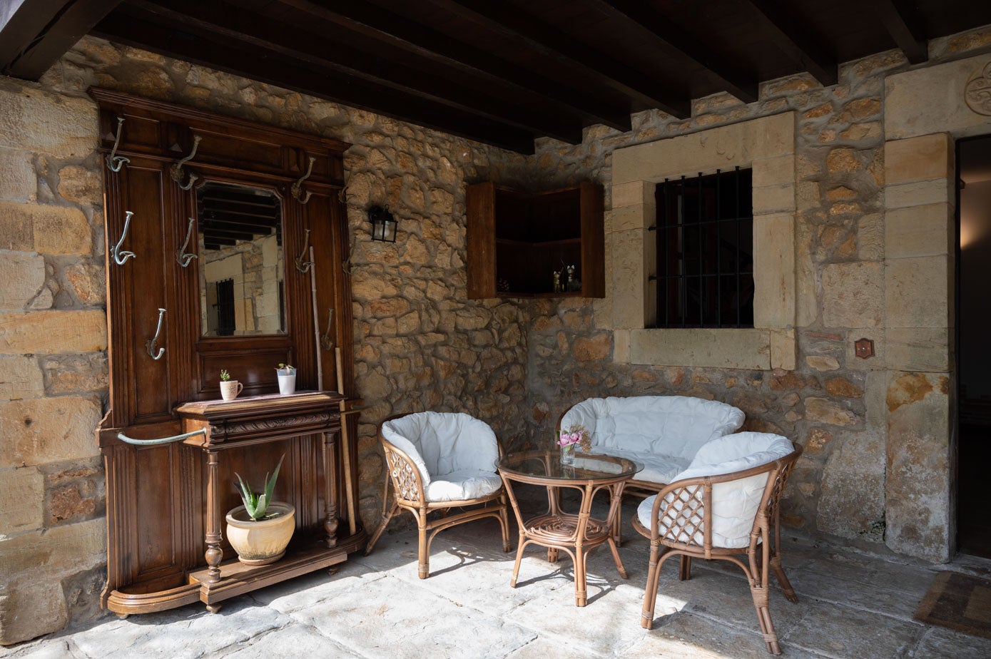 Un rincón del porche de la casona.