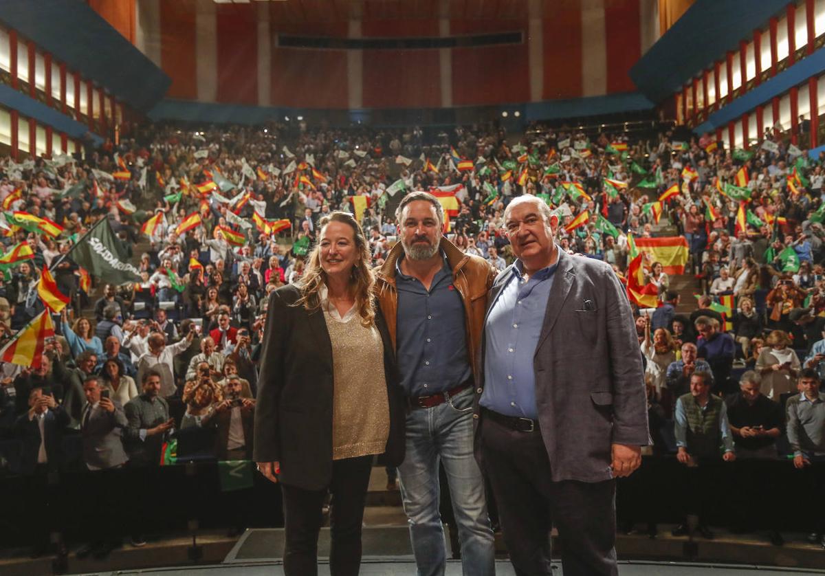 Leticia Díaz, Santiago Abascal y Emilio del Valle, antes de empezar el acto en el Palacio de Festivales.