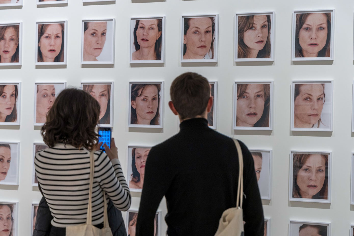 En el políptico, los retratos de la actriz recrean la personalidad de sus personajes de ficción.